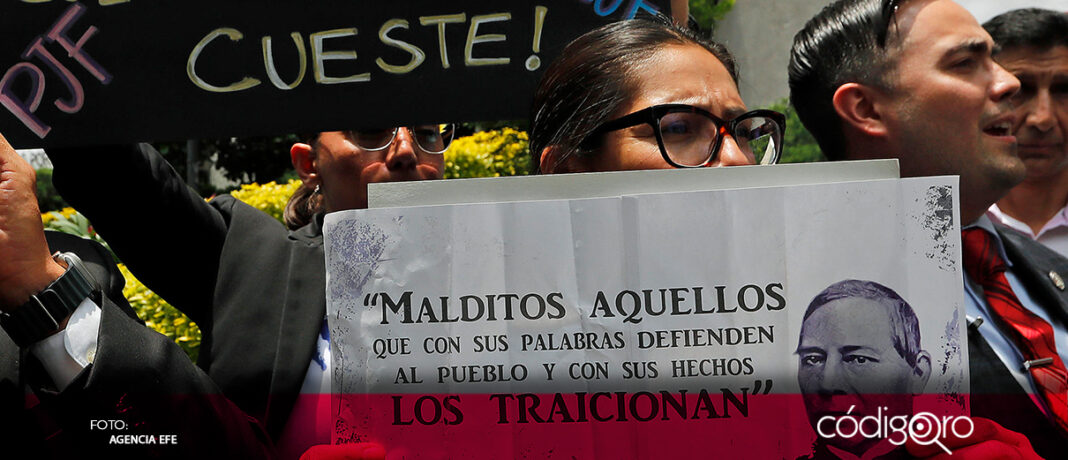 Estudiantes de Derecho exigen acceso a la discusión de la reforma judicial, ya que los diputados de Morena no los recibieron este lunes; protestan afuera de la sede alterna en la deportiva Magdalena Mixhuca, en donde los legisladores iniciarán sesión a las 16:00 horas