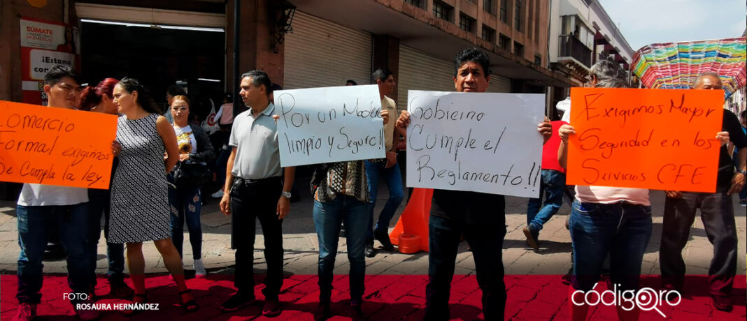 Comerciantes del Centro Histórico se manifestaron para exigir al gobierno municipal que retire el comercio informal de la zona; afectan la imagen del municipio y merman las ventas de los establecimientos, dijo el presidente de la agrupación