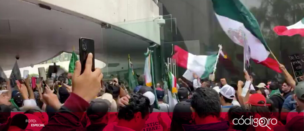 Manifestantes irrumpen en la sede del Senado de la República para frenar el debate sobre la reforma judicial; Gerardo Fernández Noroña, presidente de la Mesa Directiva del Senado, determinó un receso indefinido