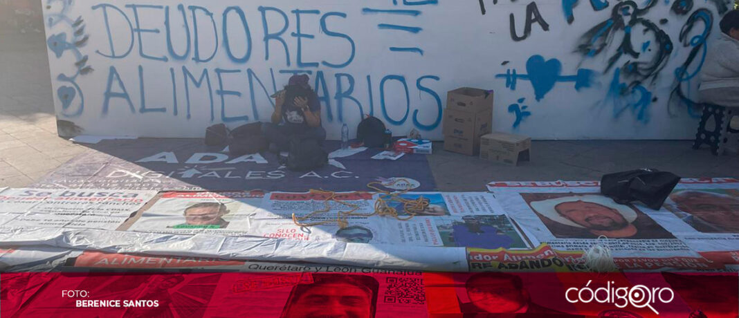 Activistas exhiben a deudores alimentarios en Centro Histórico de Querétaro. Foto: Berenice Santos