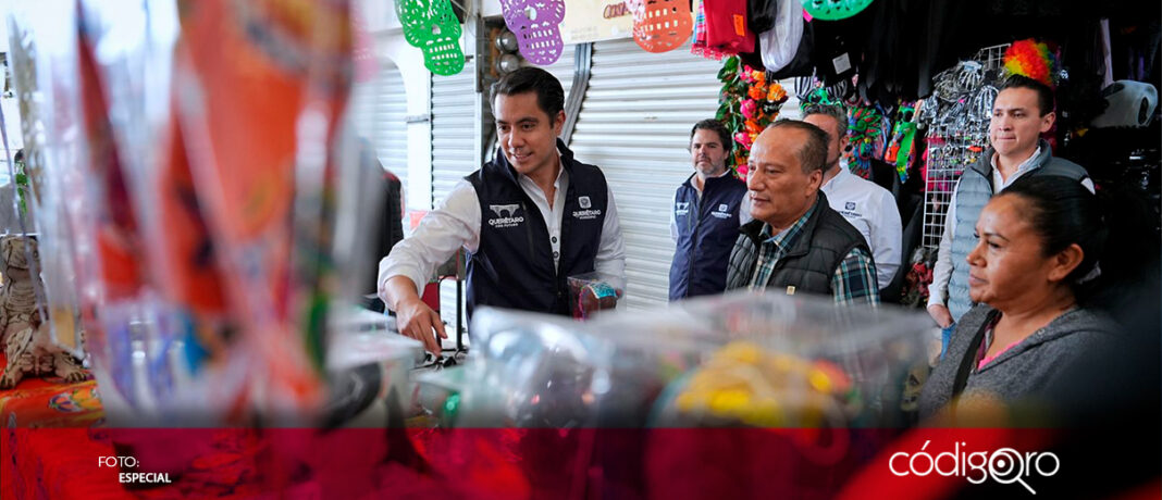 El alcalde de Querétaro, Felifer Macías, se reunió con comerciantes del Mercado de Lomas de Casa Blanca; se comprometió a atender las peticiones de los locatarios y brindarles un espacio digno para ofrecer sus servicios, a través del Plan Orden