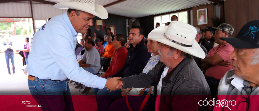 El titular de Sedea, Rosendo Anaya, entregó avisos de autorización de apoyo estatal. Foto: Especial