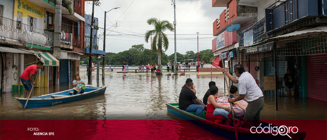 Con más de 600 costales rellenos de arena, elementos del Ejército y de la policía estatal, así como la sociedad civil lograron contener una inminente inundación en Tlacotalpan, Veracruz