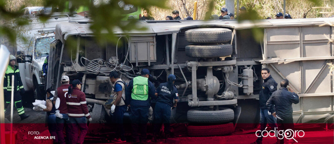 Un accidente en la carretera Aguascalientes-Zacatecas dejó un saldo de 24 personas fallecidas y 5 heridas; un autobús de pasajeros volcó hacia un barranco tras chocar con el remolque desprendido de un tractocamión