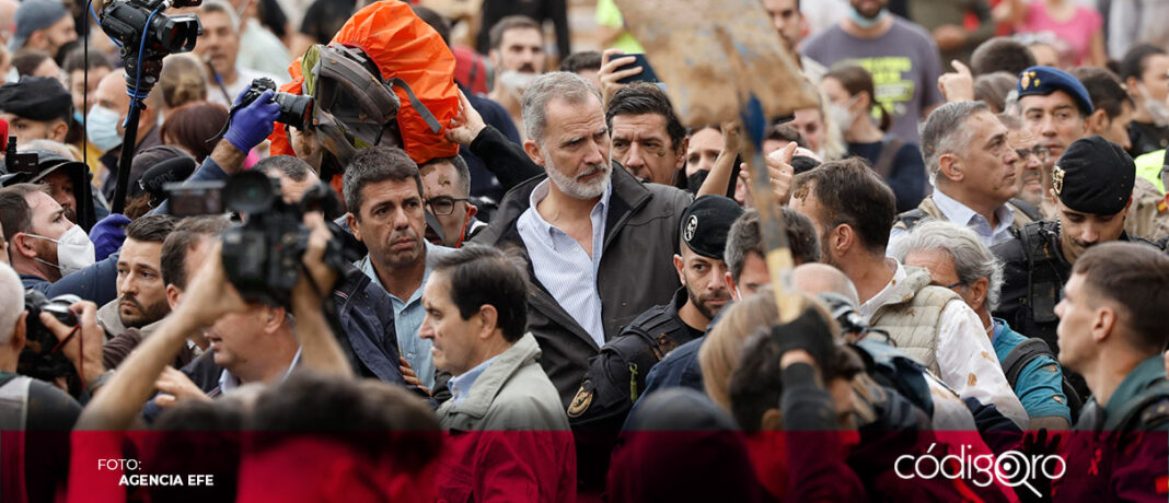 Los reyes de España fueron increpados por damnificados de las lluvias e inundaciones. Foto: Agencia EFE