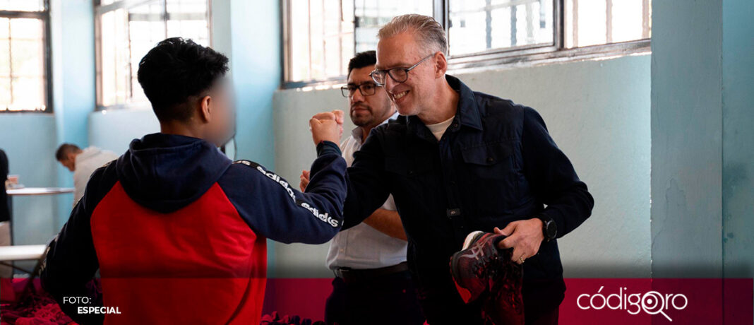 El titular de Sedesu, Marco Del Prete, donó tenis a jóvenes en rehabilitación. Foto: Especial