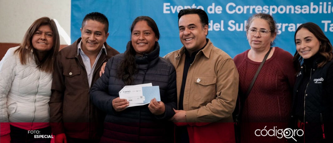 El titular de Sedesoq, Luis Bernardo Nava Guerrero, entregó tarjetas Contigo a mujeres de 5 municipios. Foto: Especial