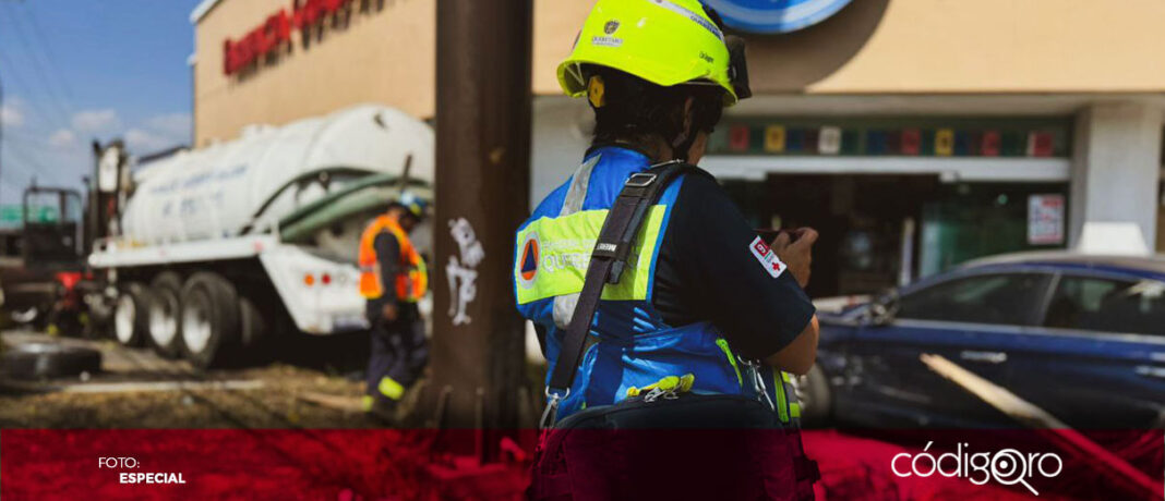 Una pipa impactó contra cuatro automóviles en el estacionamiento de una tienda de autoservicio; policías municipales detuvieron al conductor