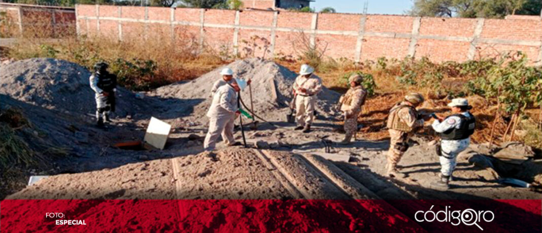 En Querétaro, elementos del Ejército y Pemex aseguraron un tractocamión y recuperaron 48 mil litros de gasolina, informó el Gabinete de Seguridad del Gobierno de México; esto, como parte de la estrategia para combatir el robo de hidrocarburos