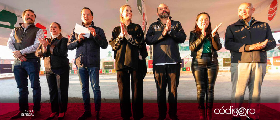 La presidenta del patronato del SEDIF, Car Herrera de Kuri, y el alcalde de Corregidora, Josué Guerrero, asistieron al arranque del Mega Desfile e inauguraron la pista de hielo “Alegría Querétaro Contigo