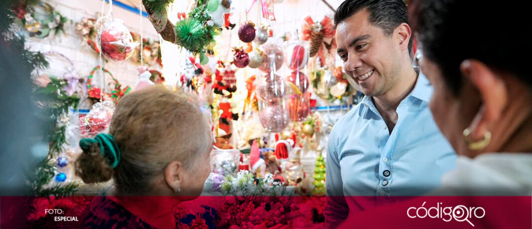 Felifer Macías, alcalde de Querétaro, reinauguró el Tianguis Navideño de La Cruz, que estará hasta el 6 de enero para que las familias puedan hacer sus compras decembrinas; además, acudió al encendido del árbol monumental en Plaza de Armas 