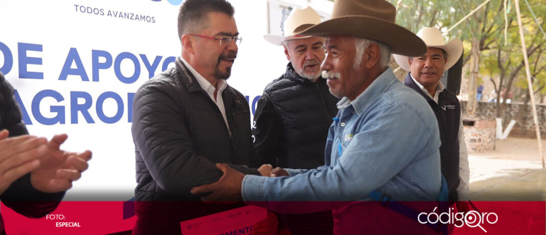 La Sedea continuó con la entrega de suplementos minerales a ganaderos de Colón, Tolimán, Cadereyta de Montes y Tequisquiapan; con esto, se busca fortalecer los procesos productivos y de comercialización de los productores