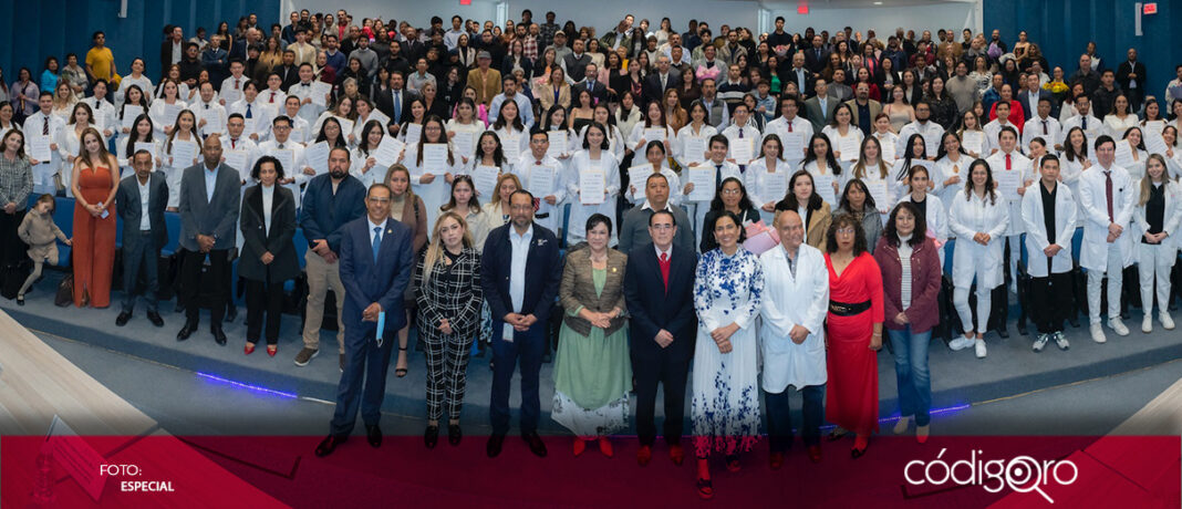 La SESA presidió la ceremonia de clausura y bienvenida de Médicos Internos de Pregrado del HGQ; además, se entregaron reconocimientos a los egresados