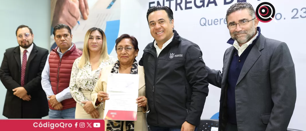 El titular de Sedesoq, Luis Bernardo Nava Guerrero, encabezó la entrega de títulos de propiedad. Foto: Especial