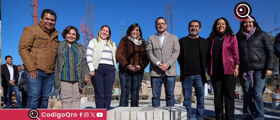 La UAQ y el municipio de Cadereyta celebraron la colocación de la primera piedra de la Escuela de Bachilleres en dicho municipio; contempla aulas, laboratorios de cómputo y ciencias. Foto: Especial