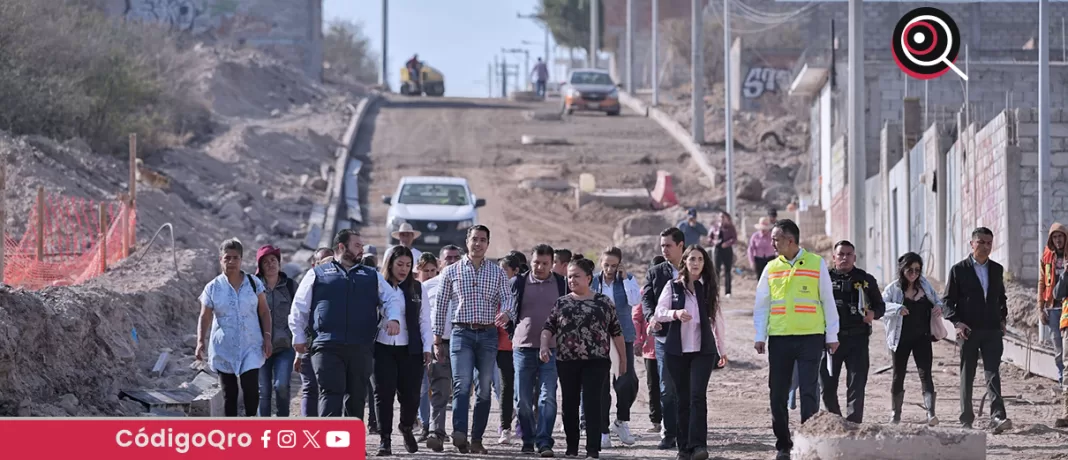 Con el objetivo de mejorar la calidad de vida de las familias queretanas, el alcalde de Querétaro, Felifer Macías, encabezó la supervisión de obras de urbanización en colonias de la delegación Epigmenio González. Foto: Especial