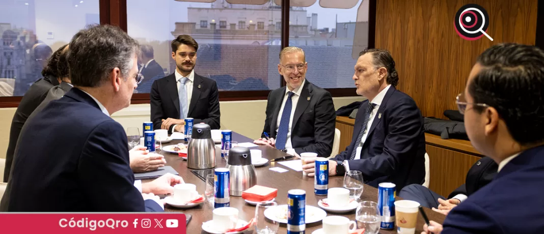 El gobernador Mauricio Kuri y directivos de una institución bancaria de España se reunieron para fortalecer lazos de colaboración y contribuir en el desarrollo de Querétaro. Foto: Especial