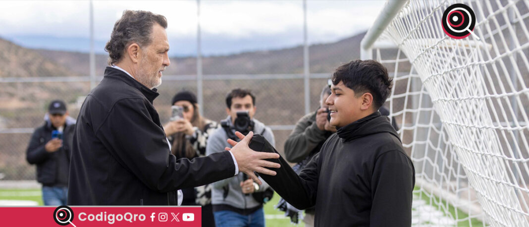 El gobernador Mauricio Kuri Gonazález inauguró una cancha de futbol 7 en el municipio de Peñamiller. Foto: Especial