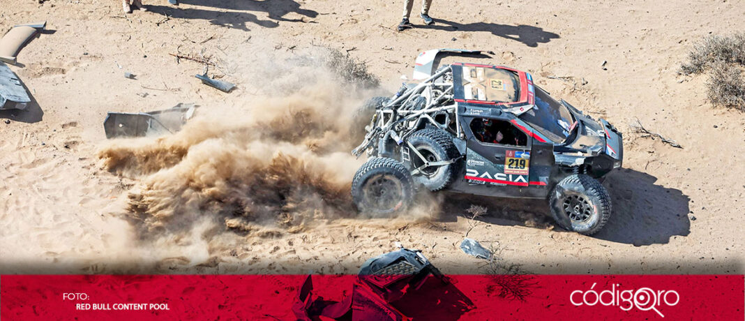 Sébastien Loeb abandonó el Rally Dakar al volcarse en el kilómetro 12, por lo que los comisarios técnicos de la FIA le impidieron tomar la salida de la etapa 4; esta misma problemática dejó fuera a Carlos Sainz