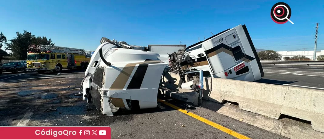 El incidente involucró a un tráiler que chocó contra el muro de contención / Foto: Cortesía