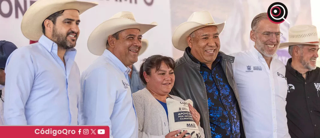 La Sedea entregó mil 13 toneladas de maíz a más de 5 mil familias del campo en Amealco de Bonfil, con el objetivo de mitigar los efectos de la sequía que afecta la producción agrícola de la zona. Foto: Especial