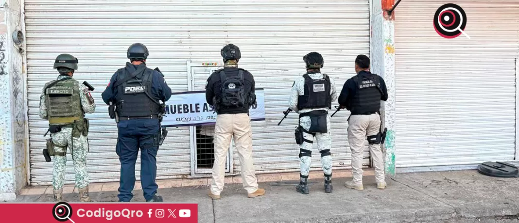 La FGE, Poes, GN y el Ejército detuvieron a cinco personas tras cateos en la colonia Plazas del Sol en la capital queretana; los detenidos y objetos fueron puestos a disposición de la autoridad correspondiente. Foto: Especial