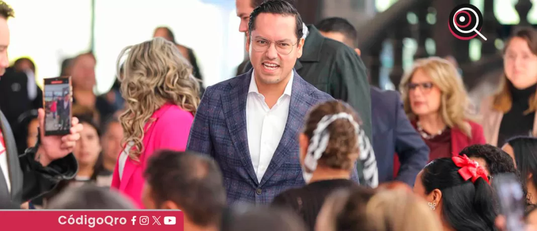 Guerrero hizo entrega de una computadora, un botiquín de primeros auxilios y un paquete escolar para uso administrativo a las y los directores de cada escuela / Foto: Cortesía