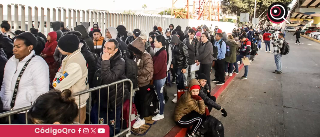 Cientos de migrantes se quedaron varados en Tijuana, debido a que con la investidura de Donald Trump, el gobierno de EUA canceló el programa CBP-One, el cual permitía solicitar citas para pedir asilo en territorio estadounidense. Foto: Agencia EFE