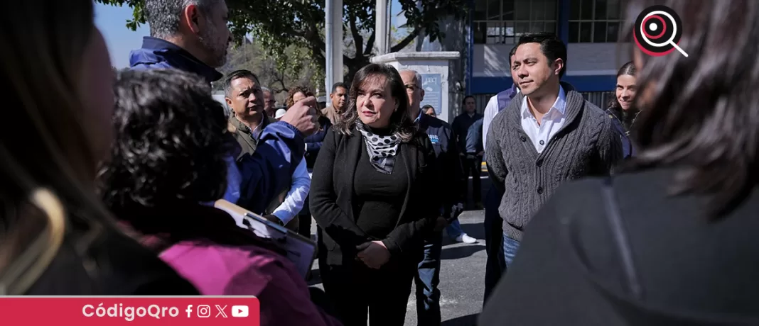 El alcalde de Querétaro, Felifer Macías, supervisó trabajos de rehabilitación de la carpeta asfáltica del estacionamiento de la UAQ; la obra beneficiará a más de 30 mil personas. Foto: Especial