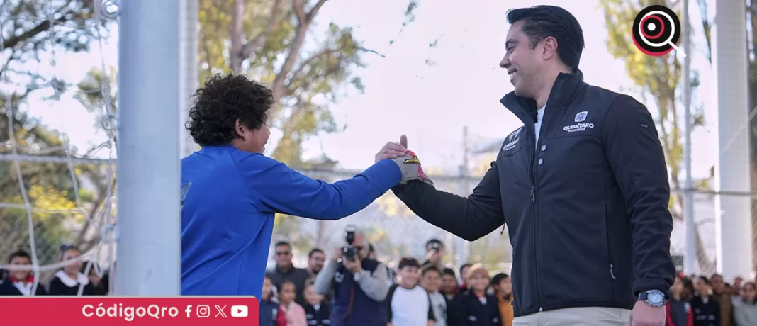 Felifer Macías entregó el techado y la cancha de futbol 5 en la primaria urbana Ing. Luis M. Vega y Emiliano Zapata, en Santa Rosa Jáuregui / Foto: Cortesía