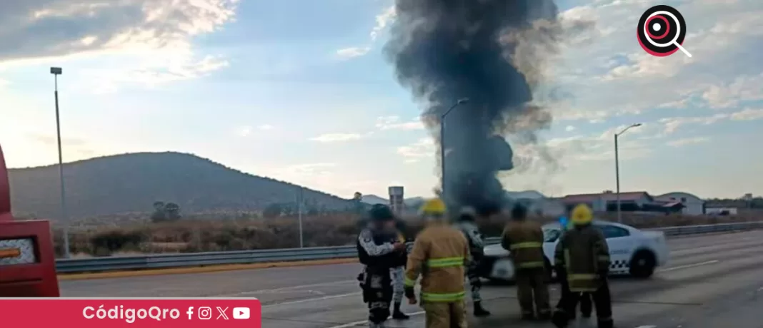 Incendio en ducto de gas provoca cierre de la México-Querétaro, específicamente en el kilómetro 73; autoridades atienden la situación e implementan desvíos. Foto: Especial