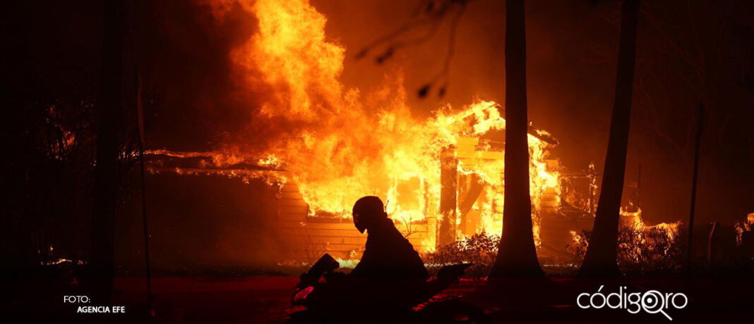 Karen Bass, alcaldesa de Los Ángeles, California, declaró estado de emergencia por incendios; se prevé que el fuego se propague impulsado por ráfagas de viento de más de 90 km/h. Al momento, hay 30 mil evacuados