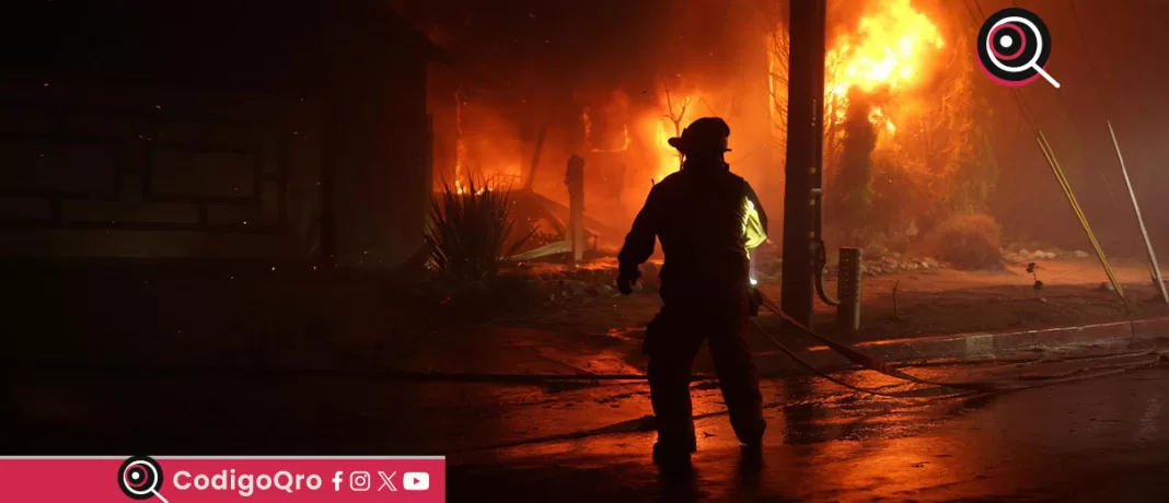 Los incendios, avivados por los fuertes vientos de Santa Ana, han arrasado 16,500 hectáreas en la región en la última semana / Foto: Agencia EFE