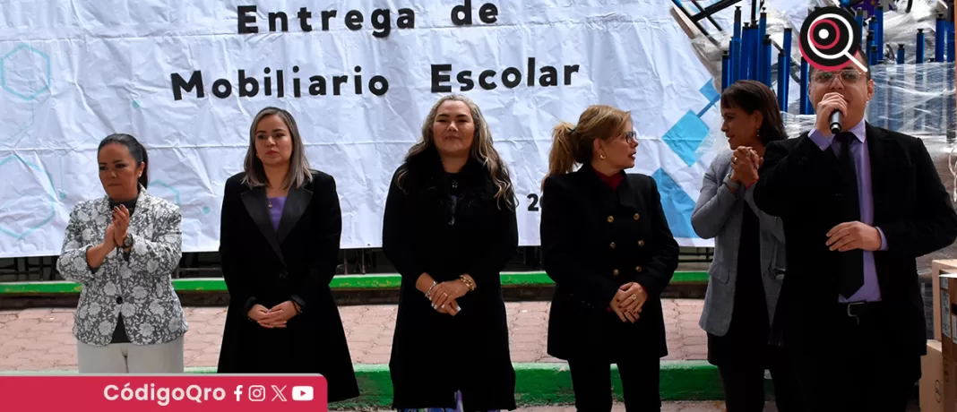 Para mejorar las condiciones educativas de cinco primarias y una secundaria en la capital queretana, la Usebeq entregó mobiliario escolar; beneficiará a 2 mil estudiantes y 100 docentes. Foto: Especial