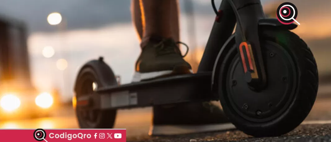 Los operadores de patines eléctricos deberán tramitar un permiso anual expedido por la AMEQ; además, estarán sujetos a lineamientos de uso y estacionamiento. Foto: Especial