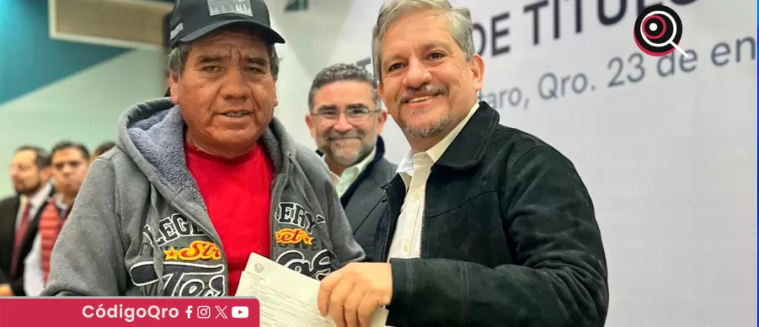 El diputado federal de Morena, Luis Humberto Fernández Fuetes, participó en la entrega de 144 títulos de propiedad a habitantes de Bosques de Bella Vista, en el municipio de Querétaro; aseguró que 