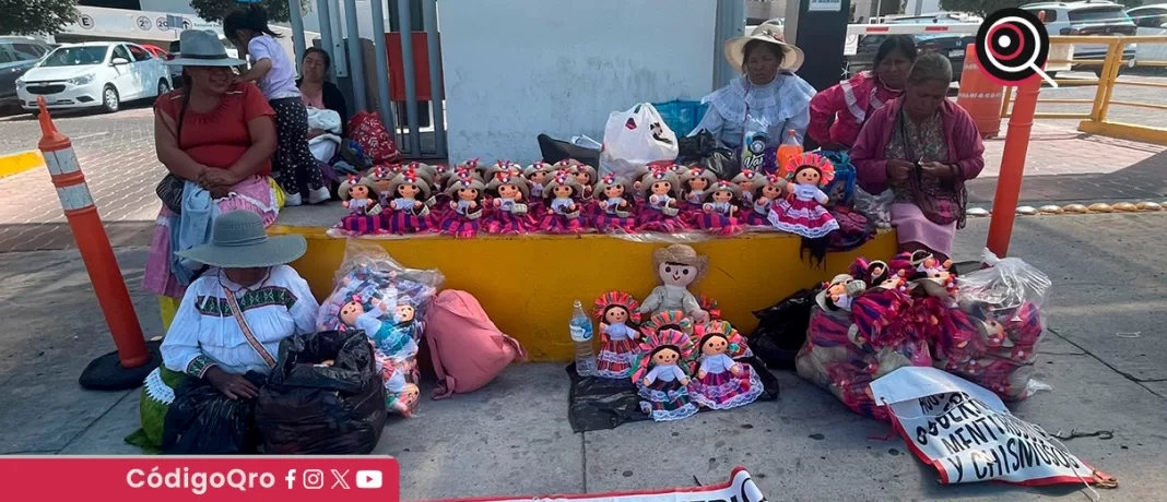 Un grupo de artesanas denuncia que el municipio de Querétaro canceló un pedido de 250 muñecas. Foto: Berenice Santos