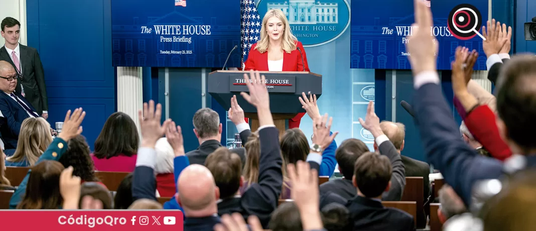 Karoline Leavitt, portavoz de la Casa Blanca, anunció que se establecieron nuevas reglas a los medios de comunicación y el gobierno será quien decidirá qué periodistas pueden seguir y preguntar al presidente Donald Trump. Foto: Agencia EFE