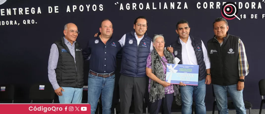 El presidente municipal de Corregidora, Chepe Guerrero, entregó apoyos para productores del campo. Foto: Especial