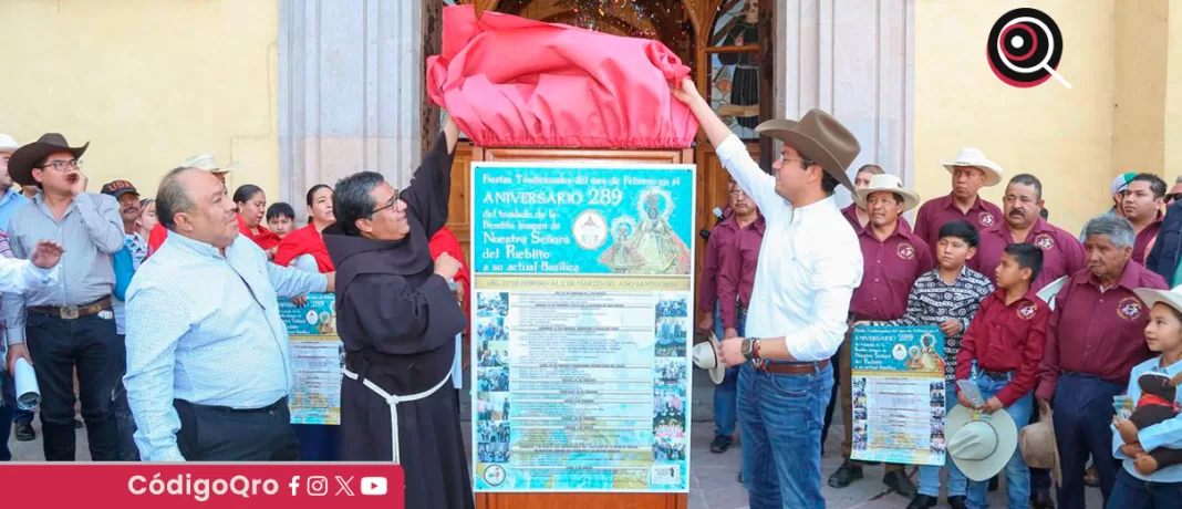 El presidente municipal de Corregidora, Chepe Guerrero, colocó el bando de las fiestas de El Pueblito. Foto: Especial