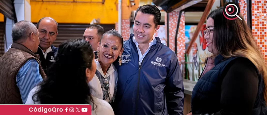 En un recorrido por el Mercado “Los Sauces”, el alcalde de Querétaro, Felifer Macías, dijo que en próximos días lanzará la convocatoria para que habitantes de la capital se inscriban a un programa de apoyo social. Foto: Especial