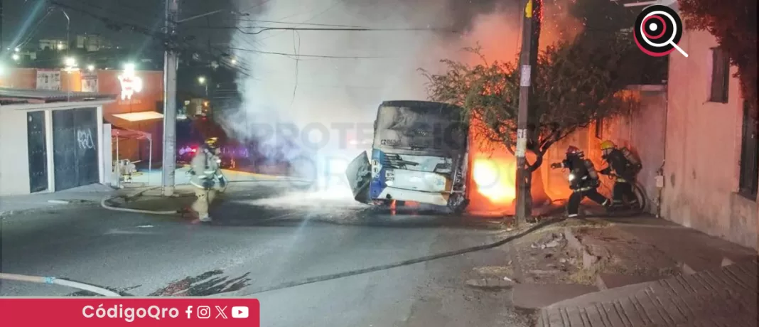 Protección Civil de Corregidora confirmó un incendio en un autobús de transporte público. Foto: Especial