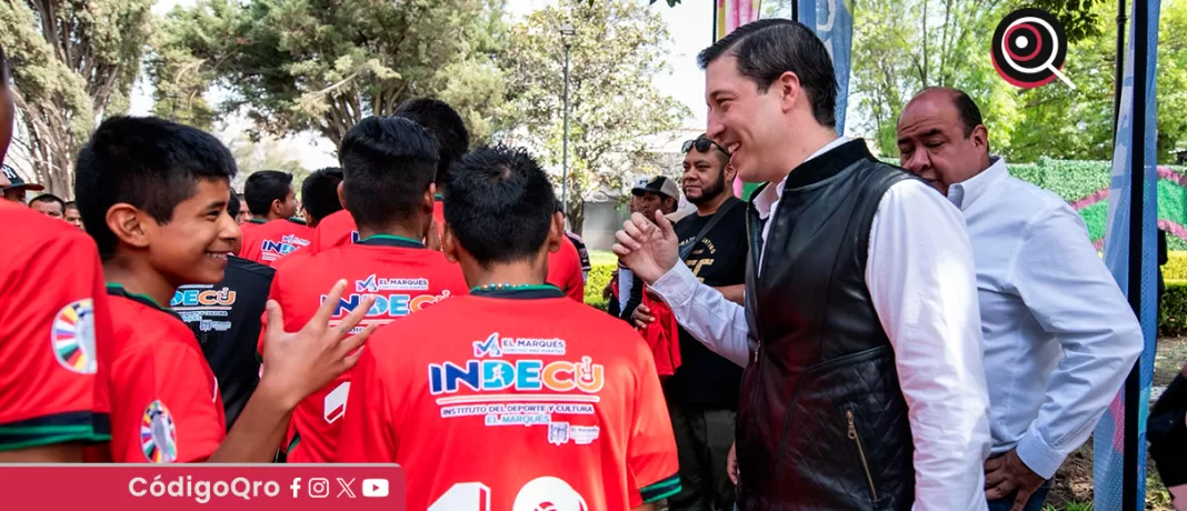 El presidente municipal de El Marqués, Rodrigo Monsalvo, entregó más de 100 uniformes deportivos. Foto: Especial