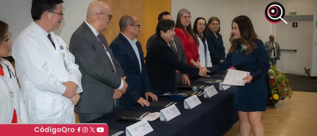 La titular de la SESA, Martina Pérez Rendón, encabezó la ceremonia de clausura de Médicos Especialistas 2021-2025 del HENM. Foto: Especial