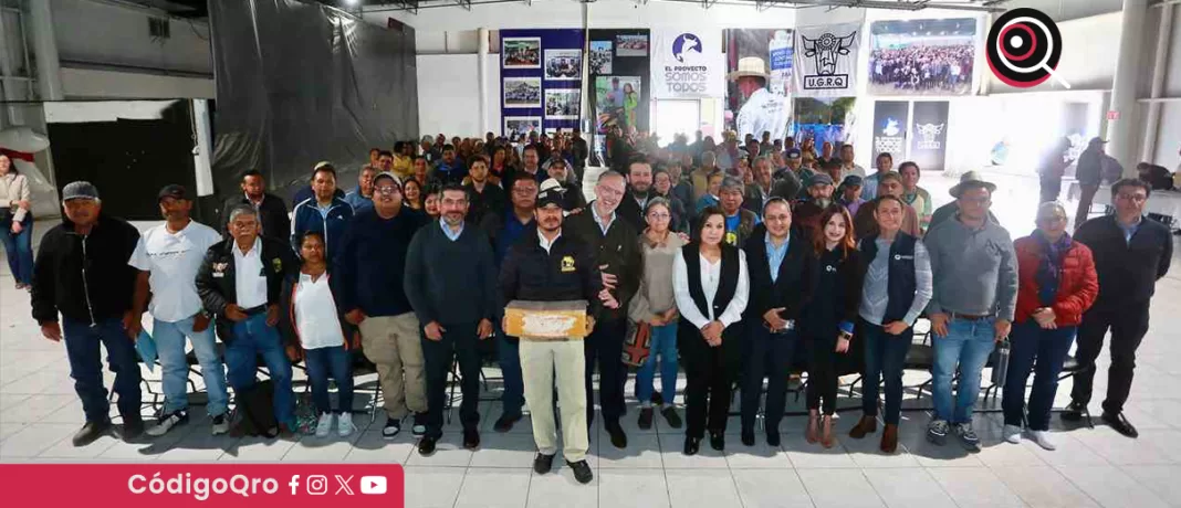 Marco Del Prete, titular de la Sedesu, encabezó la entrega de apoyos a apicultores del estado; en la primera parte del apoyo, les otorgaron más de 200 núcleos de abejas y abejas reinas, así como 240 kg de cera estampada y 240 botes de suero vitamínico. Foto: Especial