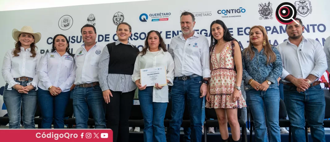 El gobernador Mauricio Kuri encabezó la entrega de constancias de cursos de capacitación para el autoempleo en la zona serrana; 294 mujeres de cinco municipios fueron beneficiadas. Foto: Especial