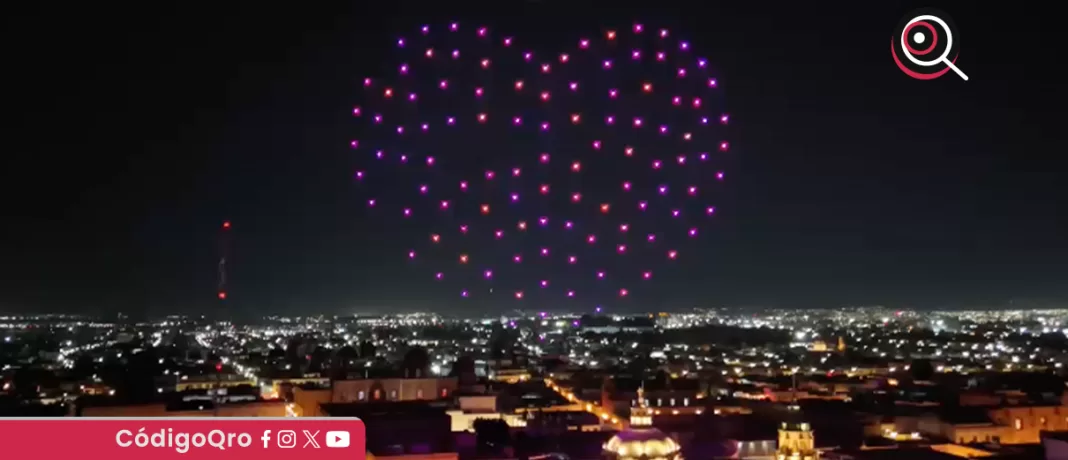 Con el objetivo de reforzar la capacidad turística de la capital queretana, este 15 de febrero se realizó el show de drones “Mi hilo rojo me trajo a Querétaro”, que iluminó el cielo con 12 figuras para conmemorar el Día de San Valentín. Foto: Especial