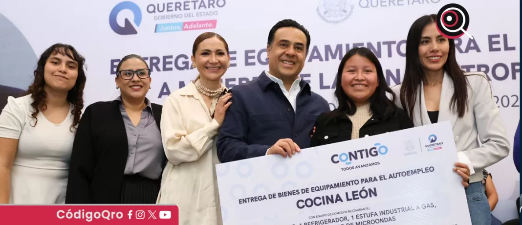 Mujeres de los municipios de Corregidora, El Marqués y Querétaro recibieron equipamiento para el autoempleo; con ello, se fortalecen 75 emprendimientos, que representan una oportunidad para que las beneficiarias generen su propio ingreso. Foto: Especial