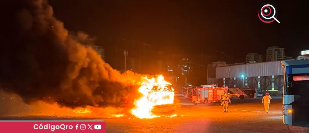 Este jueves, explotaron 3 autobuses vacíos en estacionamientos de la ciudad de Bat Yam, a pocos kilómetros al sur de Tel Aviv, Israel. Foto: Especial