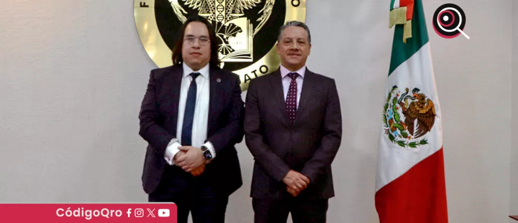 Los fiscales de Querétaro y Guanajuato, Víctor de Jesús Hernández, y Gerardo Vázquez Alatriste, respectivamente, se reunieron para fortalecer la coordinación entre ambas instituciones y garantizar la procuración de justicia. Foto: Especial